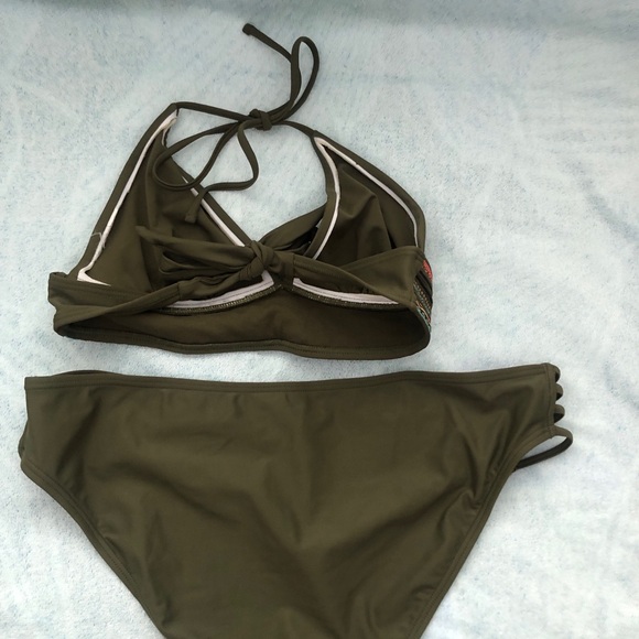 Sporty Green Bikini with Tribal Trim - Picture 3 of 5